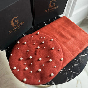 Set cadou bereta din lana cu perle si esarfa cashmere 100% – culoare caramiziu GLAMADEA