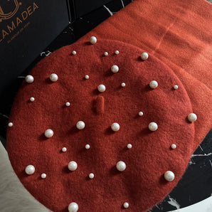 Set cadou bereta din lana cu perle si esarfa cashmere 100% – culoare caramiziu GLAMADEA