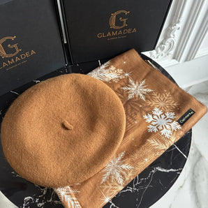 Set cadou bereta lana 100% si esarfa cashmere subtire cu imprimeu fulg de nea GLAMADEA