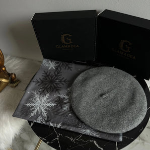 Set cadou bereta lana 100% si esarfa cashmere subtire cu imprimeu fulg de nea – gri inchis GLAMADEA