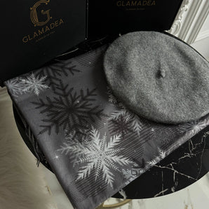 Set cadou bereta lana 100% si esarfa cashmere subtire cu imprimeu fulg de nea – gri inchis GLAMADEA