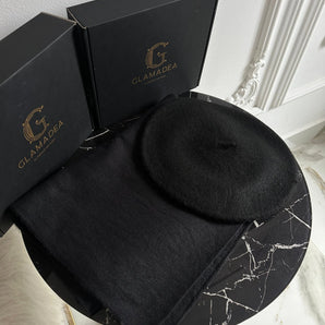 Set cadou esarfa Black cashmere si bereta din lana prelucrata neagra – personalizabila cu initiala GLAMADEA