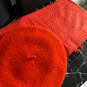 Set cadou esarfa cashmere cu imprimeu relief floral si bereta lana prelucrata – rosu coral GLAMADEA