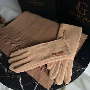 Set cadou esarfa maro cashmere, vascoza si lana cu manusi nude calduroase cu nasturi decorativi GLAMADEA