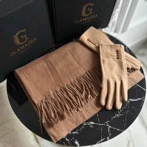 Set cadou esarfa maro cashmere, vascoza si lana cu manusi nude calduroase cu nasturi decorativi GLAMADEA