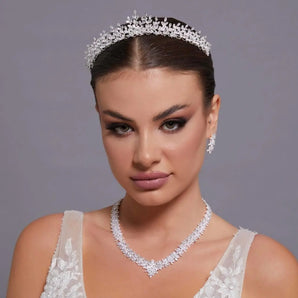 Diadema mireasă delicată stil tiara